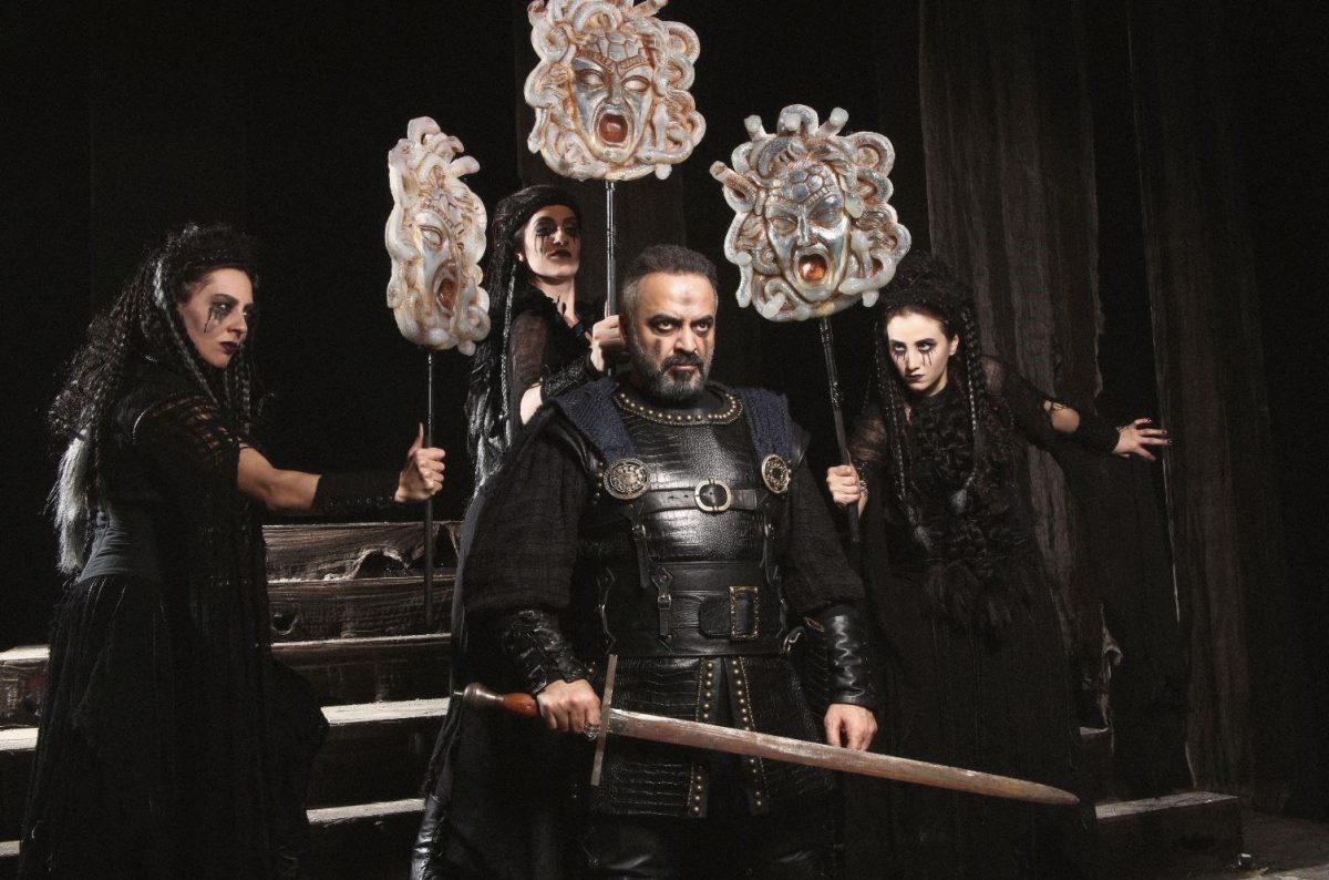 Macbeth Geçiyor Şehrin Tiyatrolarından